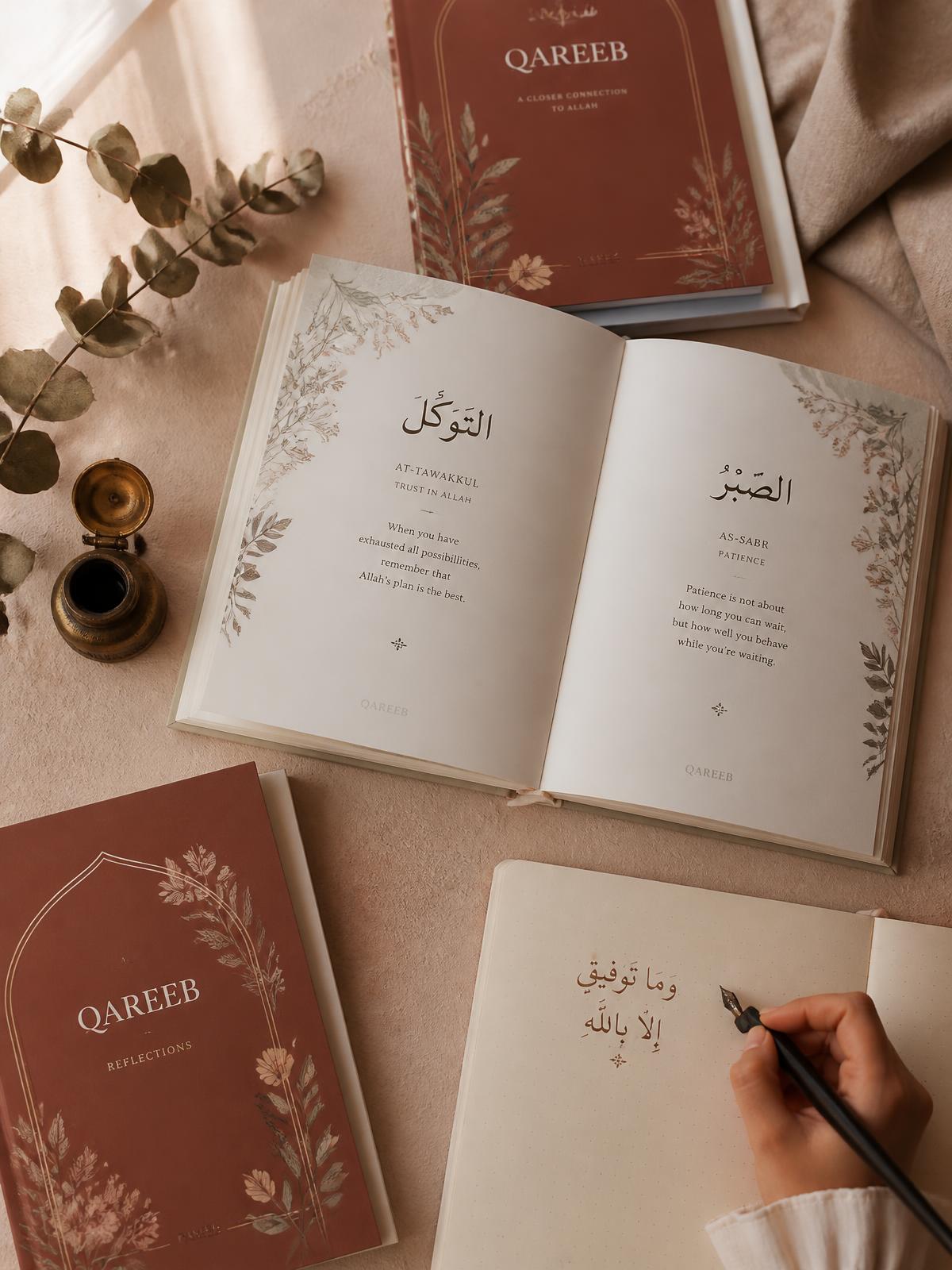 Bureau de création Qareeb avec carnets, calligraphie et eucalyptus